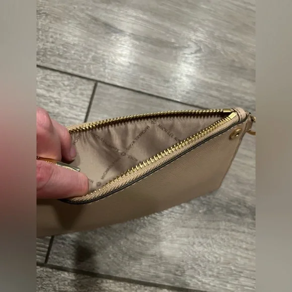 Michael Kors Leather Credit Card Wristlet Tan - Picture 3 of 6